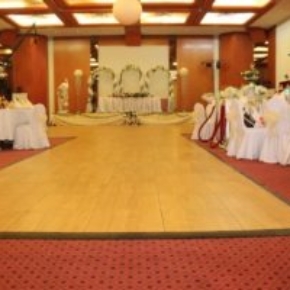 SnapLock Plus Maple style aisle and flooring at this indoor wedding venue